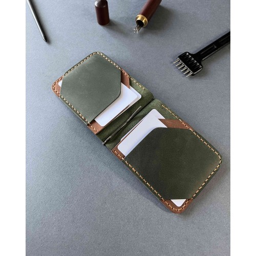 Шкіряний затиск для купюр Pulse. Зелений + коньяк (в подарунковому пакуванні) Шкіряний затиск для купюр Pulse. Зелений + коньяк (в подарунковому пакуванні)